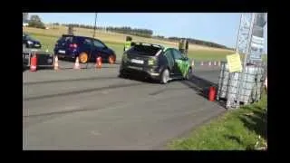 VW Golf 5 R32 vs. Ford Focus RS.wmv