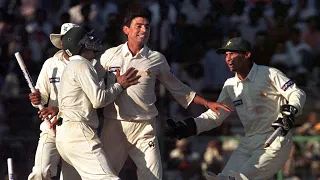 Saqlain Mushtaq all 10 wickets vs India | MAGICAL BOWLING | 1st Test 1999 | CROWD STUNNED!!