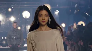 Gigi Hadid & Bella Hadid walk the Isabel Marant Fall Winter 2022 Runway-Paris Fashion Week