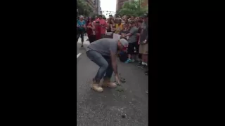 Ivre de joie, un fan des Cleveland Cavaliers mange du crottin de cheval