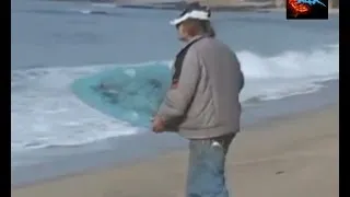 Бомж покоряет волны - Homeless man conquers the waves