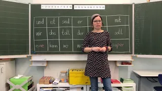 Das Klassenzimmer einer ersten Klasse in der Grundschule