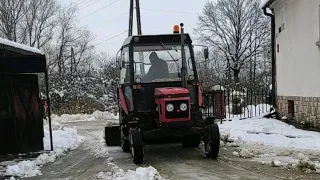 Odśnieżanie podwórka zetorem.zetor leci jak żylet😃