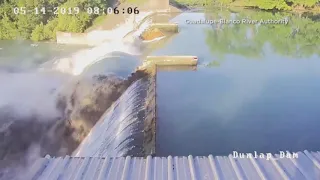 Câmeras de vigilância flagram momento em que barragem se rompe no Texas (EUA)