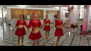 Красивый казахский танец с домброй