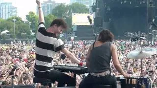 matt and kim @ lolla '10 - better off alone (side stage)