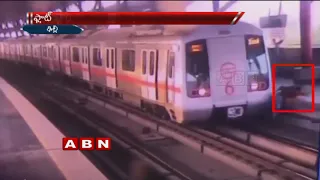Man crossing tracks in Delhi Metro station has lucky escape | ABN Telugu