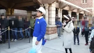 腰が砕けたファンカスト・ミネザキさん(^^)　2018.01　ディズニーシー　TDS 　Tokyo DisneySEA　Fun Custodial　MINEZAKI