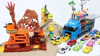 중장비 장난감 뽀로로 토미카 이동트럭 건설 놀이터 vs 찰흙귀신 결투 자동차를 발사해서 친구들 탈출 놀이 Tomica Carrier Truck and Construction Toy