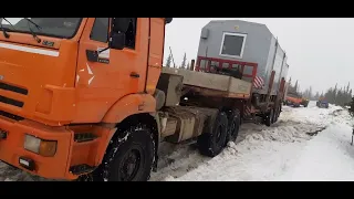 КамАЗ решил проехать через вскрывшийся ручей не в том месте. Выезд с зимника.