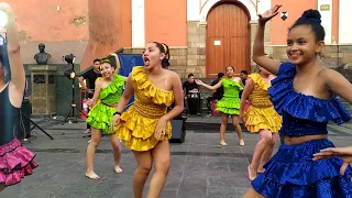 Danza festejo grupal femenino