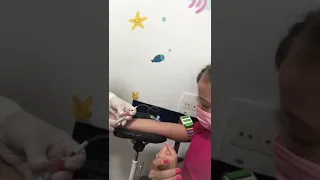 Gabi tirando sangue