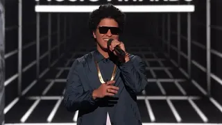 Bruno Mars apresentando o "Icon Awards" para Janet Jackson (Billboard Music Awards 2018)