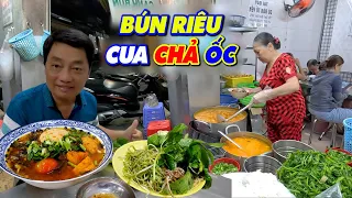 BÚN RIÊU, CANH BÚN cua chả ốc, không giò heo. Núp hẻm gần 30 năm. Khách biết tiếng tới ăn rất đông.