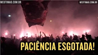 Torcedores lotam entrada do PSJ para protesto: diretoria e dois jogadores são alvos