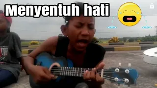 CURAHAN HATI ANAK PUNK . Dalam sebuah lagu .pengamen cilik keren