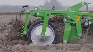 Bomet URSA Tractor-mounted Potato Digger - Rear Discharge - Manufacturer's video