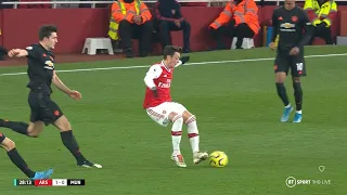Mesut Özil - Outsmarting Opponents with Body Feints