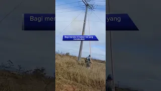 Loncatan bunga api pada kabel jaringan listrik bertegangan tinggi.