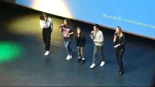 L'hymne de la vie et On écrit sur murs : Concert surprise des Kids United Nouvelle Génération