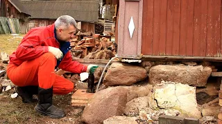 LIFTING THE HOUSE. Align the corners of the forest cabin. Construction materials have been delivered