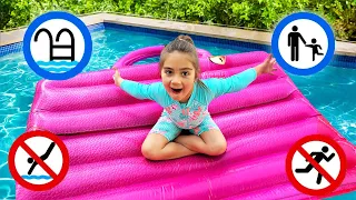 Mia e Artem Aprendem Regras na Piscina