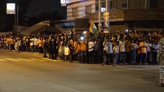 Les supporters se sont mobilisés à leur résidence pour accueillir les nouveaux champions d’Afrique.