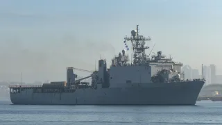 Landing ship dock of the US Navy moves through San Diego Harbor ⚓️