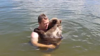 Первое купание с медвежонком Мансуром