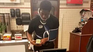 Молодой парень несмотря на травму продолжал работать в кафе
