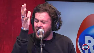 Claudio Capeo chante "Caruso" dans les studios de RFM