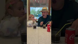 Giorgia ruba la cannuccia a Papà Salvo per bere la Coca Cola! #salvoegiorgia #shorts