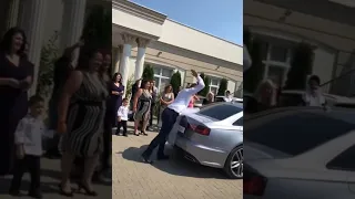 Çudira shqiptare ,thyen xhamin e makinës🤦‍♀️ #funnyvideo #funny #wedding #qeshmelot #short #virale