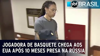 Jogadora de basquete chega aos EUA após 10 meses presa na Rússia | SBT Brasil (09/12/22)