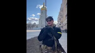 Andriy Khlyvnyuk chante dans les rues de Kiev (traduction en sous-titres) 🇺🇦 - GUERRE EN UKRAINE