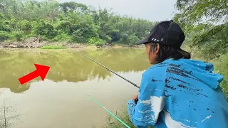 半夜打窩嚇破膽，第一尾就釣到大魚，隔壁釣友崩潰抄網！【野釣長空】