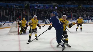 Geraskin hits Tarasov in the back