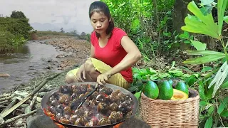 Easy & fast Snails Spicy Cooking Recipe for survival Food we can do while in forest @lisaCooking2