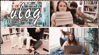 Reading vlog: boyfriend reads a steamy book & his TBRVATAR [CC]| Book Roast