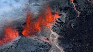 Туристы спешат увидеть извергающийся вулкан во Франции