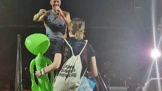 Coldplay Milano San Siro - Chris Martin invita una ragazza del pubblico GRETA a cantare con lui