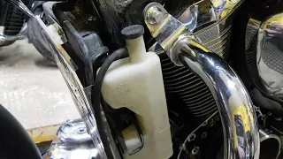 Куда девается жидкость из расширительного бачка системы охлаждения мотоцикла сразу после ее замены.