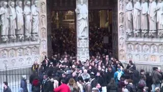 Sortie de la messe de Pâques à Notre Dame. Sonnerie des cloches