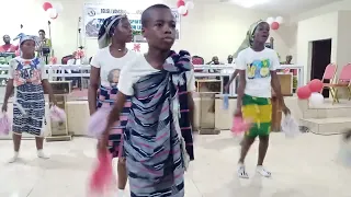 Ballet des enfants de L'ECODIM sur le chant de Claire Bahi