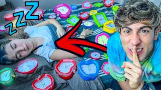 BROMA DESPERTAMOS A MI AMIGA CON +1000 RELOJES !!! 🔊 ⏰