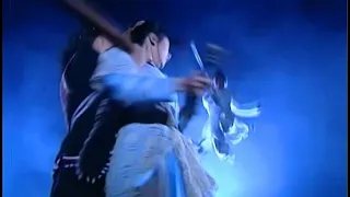 Zhao Min was in danger, Zhang Wuji flew in to save her.