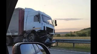 МАЗ вмял легковушку в асфальт на ульяновской трассе