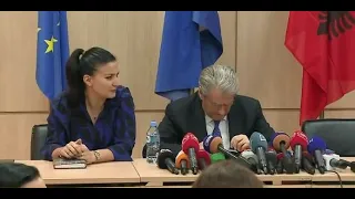 Një ditë pas protestës, Sali Berisha mban konferencë në selinë blu