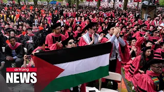 Harvard Uni. graduates walk out in protest over decision to withhold degrees