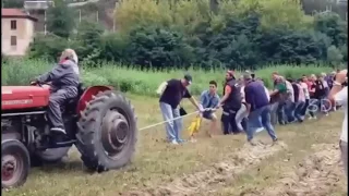 В ДЕРЕВНЕ ПЬЯНЫЙ ТРАКТОРИСТ